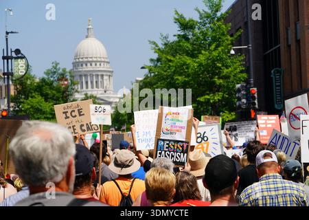 Madison, Wisconsin USA – 14. Juni 2025: Gemischte Rassen versammelten sich, um während der No Kings-Veranstaltung zu protestieren. Stockfoto