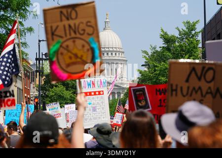 Madison, Wisconsin USA – 14. Juni 2025: Gemischte Rassen versammelten sich, um während der No Kings-Veranstaltung zu protestieren. Stockfoto