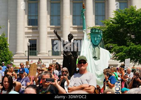 Madison, Wisconsin USA – 14. Juni 2025: Gemischte Rassen versammelten sich, um während der No Kings-Veranstaltung zu protestieren. Stockfoto