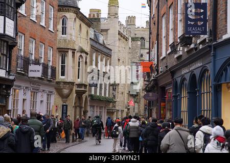 Geschäftige historische Straße im Stadtzentrum von Cambridge mit mittelalterlichen Gebäuden, Holzrahmen und einer Menge von Wintereinkäufern. Cambridge, England Stockfoto
