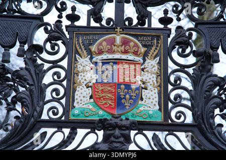 Reich verziertes schmiedeeisernes College-Tor mit königlichem Wappen und „Dieu et MON droit“ an der historischen Universität Cambridge, Cambridge, England Stockfoto