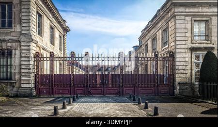 Paris, Frankreich, 25. März 2025, Blick auf ein Metalltor zwischen den Gebäuden der Ecole Militaire Stockfoto