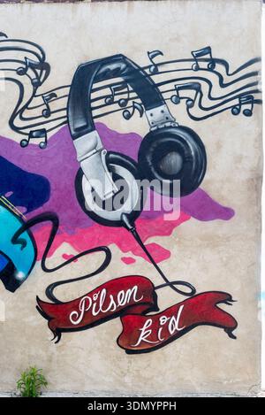 Chicago, Illinois, USA - 24. April 2017: Bunte Pilsen Kid-Fototapete mit Kopfhörern und Notennotizen in Chicago, Illinois Stockfoto