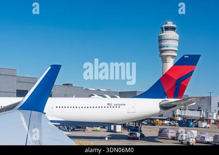 Delta Flugzeuge am Gate am Flughafen Hartsfield, atlaqnta, Georgia, USA. Stockfoto