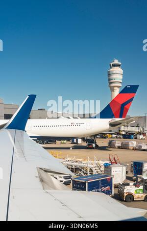 Delta Flugzeuge am Gate am Flughafen Hartsfield, atlaqnta, Georgia, USA. Stockfoto