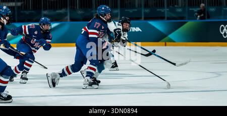 Die Stürmerin Britta Curl #17 des Teams United States kämpft bei den Olympischen Winterspielen 2026 in MAILAND um den Puck gegen das Team Finnland in der Vorrunde Gruppe B im Milano Ice Park in Rho. Stockfoto