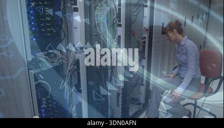 Inspektion von Technikern mit Hemd und Hose, die sich am Rack im Servergang beugen, mit Tablet, Kopierraum Stockfoto