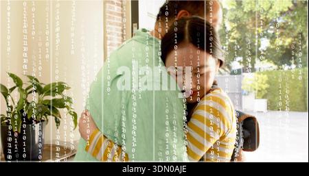Reife asiatische Männer und Frauen zu Hause umarmen, im Eingangsbereich, Rucksack, gestreiftes Oberteil, Pflanzen, Binärüberzug Stockfoto