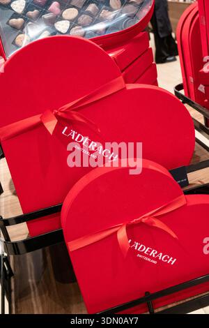 Stillleben am Valentinstag, herzförmige Schachteln mit Schokolade im Schweizer Schokoladengeschäft Laderach am 5. Ave., 2026, New York City, USA Stockfoto