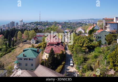 Der Blick von der Aussichtsplattform im oberen Teil des Arboretum Parks auf die Hotels und Wohngebäude rund um die Deputaskaya Straße von Sochi. Kra Stockfoto