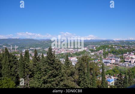 Der Blick von der Aussichtsplattform im oberen Teil des Arboretum Parks auf die Wohngebiete von Sotschi. Region Krasnodar. Russland. Region Krasnodar. Russ Stockfoto