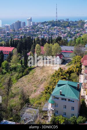 Der Blick von der Aussichtsplattform im oberen Teil des Arboretum Parks auf das freistehende Ferienhaus auf einem Hügel zwischen Wohngebieten von Sotschi. Krasnodar K. Stockfoto