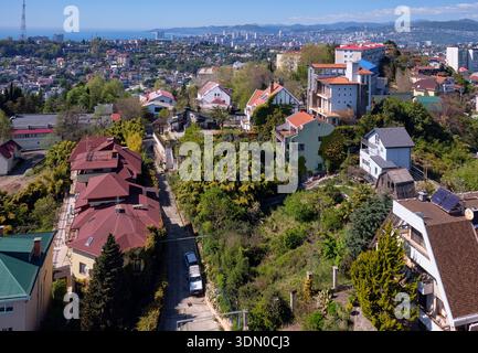 Der Blick von der Aussichtsplattform im oberen Teil des Arboretum Parks auf die Hotels und Wohngebäude rund um die Deputaskaya Straße von Sochi. Kra Stockfoto