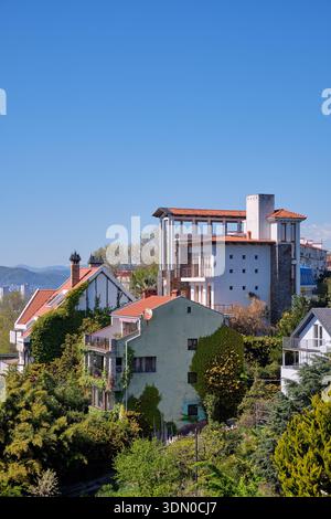 Der Blick von der Aussichtsplattform im oberen Teil des Arboretum Parks auf die Hotels und Wohngebäude rund um die Deputaskaya Straße von Sochi. Kra Stockfoto