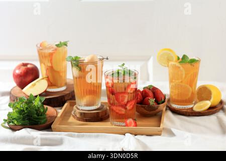 Verschiedene Tee mit Früchten, Apfeltee, Litschi-Tee und Zitronentee Stockfoto