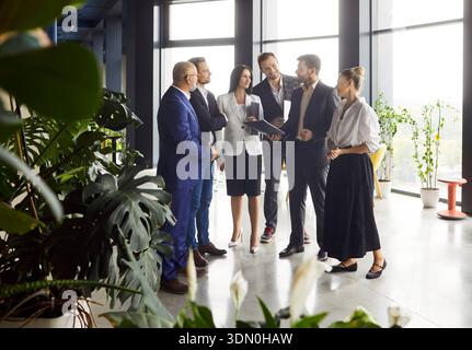 Business Team Meeting im modernen Großraumbüro, Kollegen diskutieren über Strategie Stockfoto