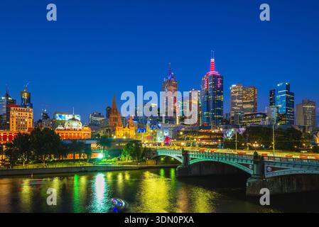 Nächtlicher Blick auf Melbourne CBD, Geschäftsviertel der Stadt, in Victoria, Australien Stockfoto