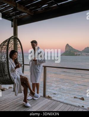 Erleben Sie ruhige Momente in Kapstadt, Südafrika, während sich ein Paar in gemütlicher Kleidung am Meer entspannt Stockfoto