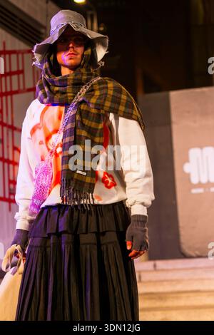 Ein männliches Model posiert auf dem Laufsteg der Quebec Designer Modeschau in Montreal, Quebec, Kanada Stockfoto