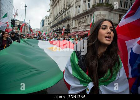 London, Großbritannien. Februar 2026. Die Demonstranten tragen während des marsches in London eine riesige iranische Flagge und singen Parolen. Hunderte iranischer Royalisten marschierten durch das Zentrum Londons, Großbritannien. Die Demonstranten wollen ihre Unterstützung den regierungsfeindlichen Demonstranten im Iran zeigen. Die Demonstranten möchten, dass der Oberste Führer des Iran, Ayatollah Ali Khamenei und sein Regime durch den Kronprinzen von Iran, Reza Pahlavi, ersetzt werden, der in den Vereinigten Staaten im Exil lebt. Quelle: SOPA Images Limited/Alamy Live News Stockfoto
