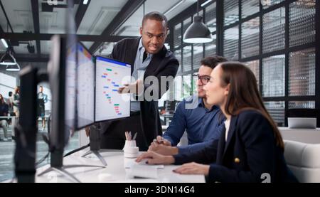 Feindseliges Arbeitsumfeld: Mitarbeiter müssen sich während des Meetings mit überheblichem CEO auseinandersetzen Stockfoto
