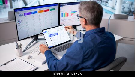 Man in Business nutzt CRM-System zur Umsatzsteigerung Stockfoto