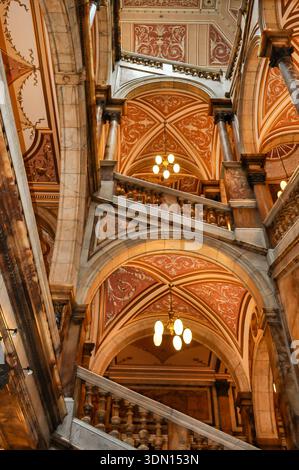 Das Innere der Glasgower City Chambers, Schottland. Kunstvolle Architektur mit detaillierter Decke und Balustrade. Elegante Beleuchtungskörper leuchten auf Stockfoto
