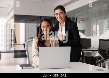 Teamkollegen arbeiten produktiv mit Notebooks in modernen Büros Stockfoto