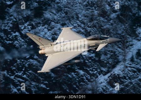 Cumbria, Großbritannien. 8. Januar 2025. Royal Air Force Typhoon Kampfflugzeug von RAF Coningsby, das eine Ausbildung auf niedrigem Niveau durchführt. Foto von Richard Holmes. Stockfoto