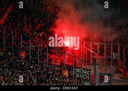 Fans von Bayer Leverkusen beim Bundesliga-Spiel zwischen Borussia Monchengladbach und Bayer 04 Leverkusen am 7. Februar 2026 im Stadion im Borussia-Park in Mönchengladbach. (Foto: Marcel ter Bals/MTB-Photo/Alamy Live News) Stockfoto