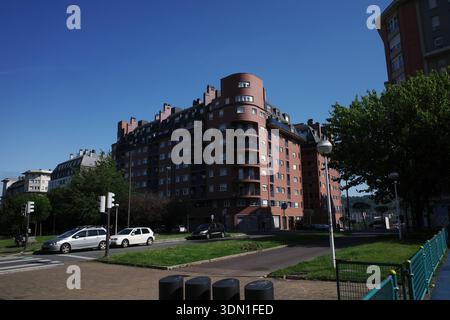 Appartementblock in einem Wohngebiet Stockfoto