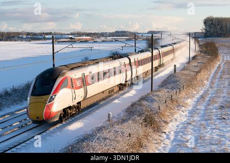 Alnmouth, Northumberland, Großbritannien. Januar 2026. LNER Azuma East Coast Mainline Zug im Winterschnee. Foto von Richard Holmes. Stockfoto