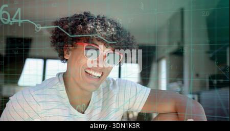Lächelnder Mann mit weiß gestreiftem T-Shirt und roter Sonnenbrille in hellem Raum mit Fenstern und Datenüberlagerung Stockfoto