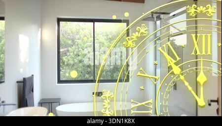 Mit goldenem Uhrenmotiv auf Glastrennwand im Badezimmer, weißer Badewanne und schwarzem Fenster Stockfoto