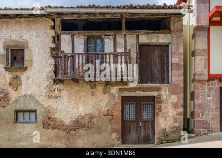 Alte rustikale Fassade des traditionellen Hauses, ländliche Architektur Stockfoto