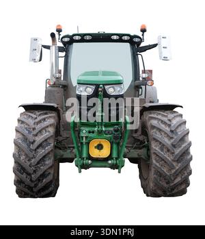 Vorderansicht Eines schmutzigen modernen landwirtschaftlichen Traktors isoliert auf weißem Hintergrund mit sichtbaren Details zu großen Reifen, Kabine und Landmaschinen Stockfoto