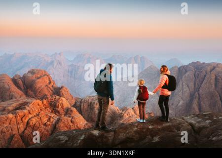 Familienreisen in Ägypten Wandern zum Berg Sinai Aktivurlaub gesunder Lebensstil - Vater Mutter und Kind erkunden die Natur gemeinsam, Menschen Reisenden g Stockfoto