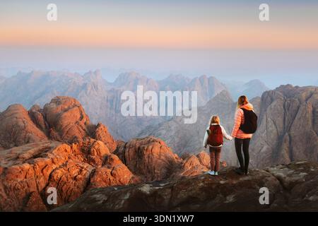 Familie Mutter und Kind Wandern in Ägypten Mutter und Tochter reisen zusammen und genießen den Blick auf den Sonnenaufgang vom Berg Sinai Gipfel, Eltern und Kind gesunde Lifest Stockfoto