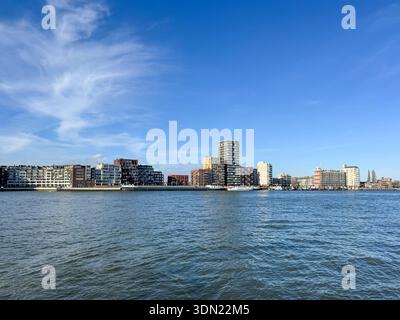 Panoramablick über den Fluss Oude Maas von Dordrecht in Richtung Skyline Zwijndrecht mit modernen Hochhäusern, direkt am Wasser Stockfoto