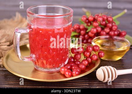 Heiltee oder Fruchtgetränk aus Viburnum-Beeren mit Honig. Stockfoto