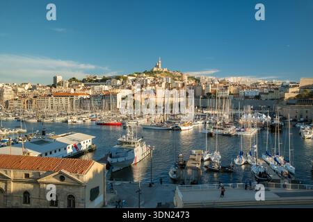 Alter Hafen von Marseille mit Basilika Notre Dame de la Garde Stockfoto