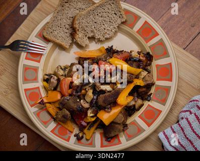 Rustikaler hausgemachter Fleisch- und Gemüsetisch Stockfoto