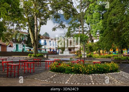 Parque Principal : Hauptplatz von Jardin, Jardín, mit einem schönen Morgenlicht. Grüne Bäume. Antioquia, Kolumbien. Stockfoto