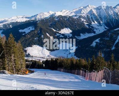 Einsamer Skifahrer auf der Skipiste oberhalb von Gerlos, Österreich Stockfoto