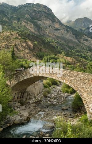 Titel Alte Steinbrücke über einen Gebirgsfluss in Huesca Pyrenäen Spanien Stockfoto