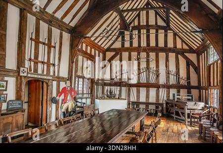 Innenraum der Guildhall im Lord Leycester Hospital in Warwick, England, mit historischen Tudor-Fachwerkhäusern. Stockfoto