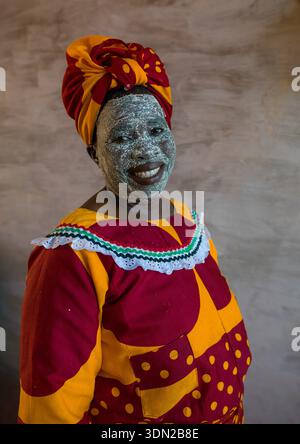 Frau mit Muciro-Gesichtsmaske, Insel Ibo, Provinz Nampula, Mosambik Stockfoto