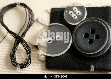 Kreiere neue Outfits mit Knöpfen, Garnen und einem Hauch Kreativität zu Hause. Stockfoto