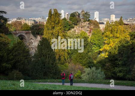 Frankreich, Paris - der Parc des Buttes Chaumont ist ein öffentlicher Park im Nordosten von Paris im 19. Arrondissement. Stockfoto