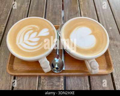 Zwei Tassen Cappuccino auf einem Holztablett Stockfoto